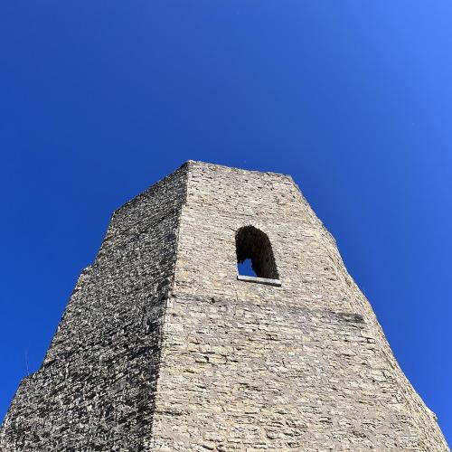 威斯康辛州伯洛伊特市历史悠久的石制水塔，就在校园北边.